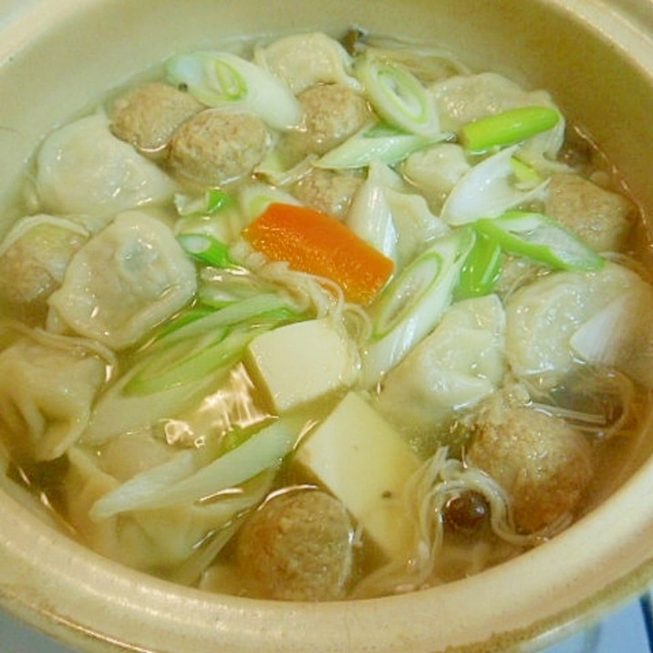 手抜きで鶏団子と餃子鍋